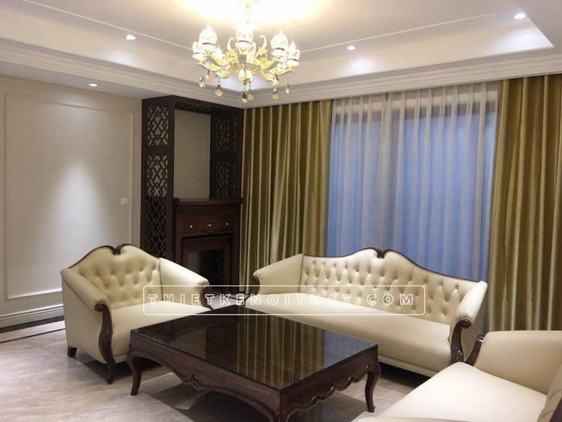 Phòng khách chung cư lấy tông màu trắng - be làm tông màu chủ đạo làm nổi bật lên chất liệu gỗ óc chó